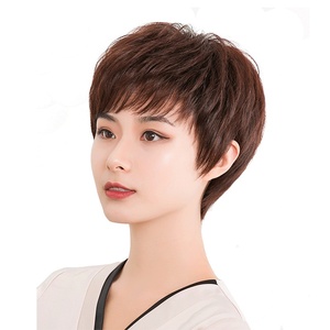 Perruque <span class=keywords><strong>Courte</strong></span> Texturée pour <span class=keywords><strong>Femme</strong></span>, <span class=keywords><strong>Coiffure</strong></span> Complète pour Mères, Femmes d'Âge Moyen et Personnes Âgées, avec Volume Accru et Bonnet - Product Image 5