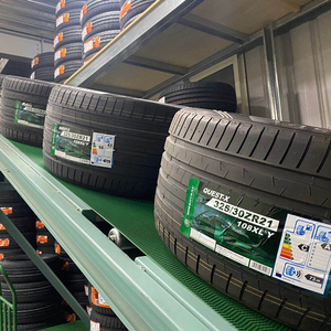 ยางรถยนต์สมรรถนะสูง 295/35R21 สำหรับรถยนต์นั่งส่วนบุคคล ยาง UHP ความเร็ว Y สำหรับยานพาหนะ - Product Image 1