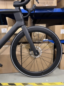 Bicicleta de Carretera Ligera R10 Pro de 22 Velocidades, de Fibra de Carbono, con Frenos de Disco, Diseño Aerodinámico, Versión Deportiva R10-Sports 22, en Oferta - Product Image 5