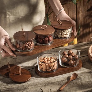Juego de tarros de vidrio de almacenamiento redondos de frutos secos hechos a mano con bandeja de tapa de madera de alta calidad - Product Image 1