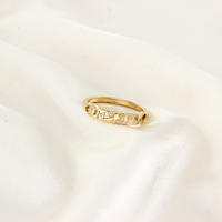 Bague unisexe tendance en acier inoxydable plaqué or 14 carats PVD avec zircon creux, hypoallergénique, idéale pour mariage, fiançailles ou comme cadeau.
