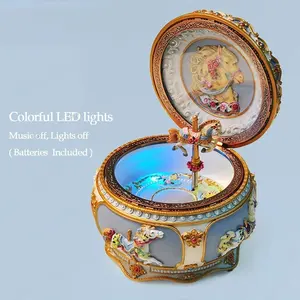 Vente en gros : Cheval de carrousel rotatif vintage lumineux en résine, avec mélodie classique personnalisée, à manivelle, mouvement à ressort, cadeau de luxe - Product Image 2