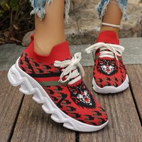 Nouvelles chaussures pour femmes en tissu rouge chinois respirant, chaussures décontractées à lacets avant, chaussures de course à semelle épaisse et chaussures de sport