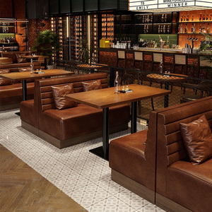 Asientos Modulares de Cuero Marrón con Cojines Decorativos y Mesas de Madera Maciza para un Gastropub o Lounge de Cócteles Moderno - Product Image 1