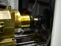 Tour CNC de précision à double broche de type suisse YH124D pour le tournage et le fraisage automatique du cuivre et de l'aluminium, 3,5 kW
