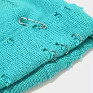 Bonnet en laine réversible style streetwear décontracté et déchiré, bonnet tricoté en acrylique avec revers et épingles de sécurité - Product Image 2