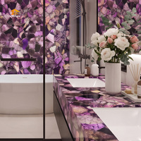 Projet de salle de bain luxueux avec plan de toilette en quartz fluorite violet rétroéclairé et décoration murale de douche