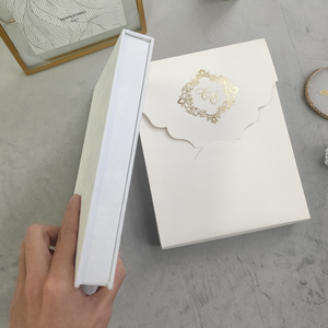 Boîte d'<span class=keywords><strong>invitation</strong></span> de mariage personnalisée de luxe en velours blanc avec cartes à détails dorés – Faire-part de mariage de luxe pour célébration - Product Image 4