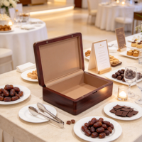 Boîte à chocolat carrée en bois avec couvercle sculpté, fermeture magnétique, doublure en PU, logo personnalisé pour l'emballage de noix séchées et de desserts de luxe