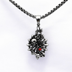 Collar con colgante de calavera de acero y titanio y piedra roja estilo gótico para hombres y mujeres de Yunnique - Product Image 1