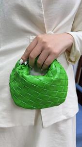 Mini Borsa a Mano Intrecciata di Lusso Personalizzata, Borsetta alla Moda Fatta a Mano in Pelle Vegana PU con Nodo, Borsa Mezzaluna Intessuta a Mano Estate 2025 - Product Image 4