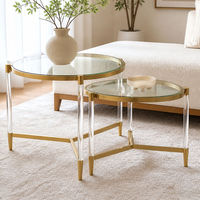 Ensemble de 2 tables basses gigognes rondes avec plateau en verre, structure en métal doré et pieds en acrylique – Mobilier de salon moderne et luxueux