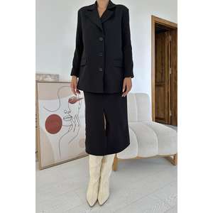 Ensemble de costume élégant pour femmes noires avec veste boutonnée et jupe pour le bureau - Product Image 2