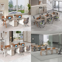 Bureau minimaliste pour deux personnes face à face avec écran de séparation, table d'ordinateur moderne pour personnel en espace ouvert avec tiroir