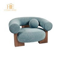 Fauteuil individuel moderne de style nordique pour salon, avec structure en bois massif et revêtement en laine, idéal pour se détendre