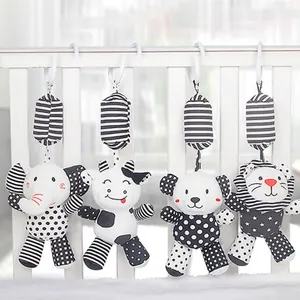 Prodotto per bambini all'ingrosso sonagli appesi 4 animali orso in bianco e nero culla in peluche appesa giocattoli per neonati mobili per neonati