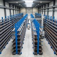 Système AS/RS automatisé à cantilever robuste avec bras robotique pour l'entreposage de profilés en aluminium et de tuyaux en acier de grande longueur