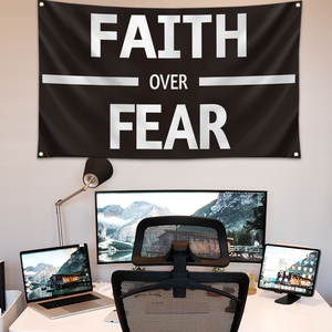 Entrega rápida Impresión digital 100% Poliéster Fe sobre la bandera del miedo para el dormitorio universitario Hombre Cueva Frat Pared Decoración al aire libre - Product Image 3