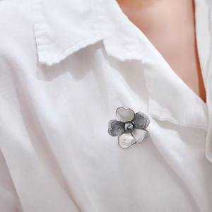 เข็มกลัดดอกคามิลเลียห้ากลีบระดับไฮเอนด์ ประดับเปลือกหอยธรรมชาติเคลือบทองแดงเคลือบทอง ประดับเพชรซิคอนและมุก สำหรับตกแต่งเสื้อผ้าหรือเป็นของขวัญ - Product Image 4