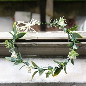 Guirnalda floral única con hojas verdes y flores blancas para sesiones de fotos y eventos - Product Image 4