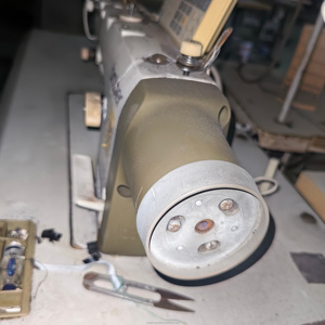 מכונת תפירה תעשייתית Brother 6200D, מחט אחת, מהירות גבוהה 4000 תפרים לדקה, משטח שטוח, 10 מ\\\"מ 4-6 מ\\\"מ, משומשת, שנה אחריות מתכת. - Product Image 4