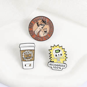 Broches émaillées avec motifs : Recharge 100% Squelette Batterie Pleine, <span class=keywords><strong>Tasse</strong></span> à café, Batterie Faible et Femme Rétro, et les inscriptions 'Demande à Papa' et 'Mams on Recharge' - Product Image 3