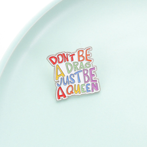 Épinglette en émail personnalisée « Ne sois pas une Drag <span class=keywords><strong>Queen</strong></span>, sois une Reine » – Badge métallique avec citation arc-en-ciel – Bijou LGBT – Cadeau - Product Image 3