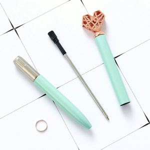 Stylo à bille ergonomique en forme de cœur personnalisé - Accessoire d'écriture adorable pour le bureau, l'école et les étudiants - Product Image 4