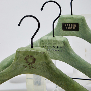 Vente en gros d'usine de haute qualité cintre en plastique pour vêtements avec logo personnalisé cintre en <span class=keywords><strong>fourrure</strong></span> - Product Image 3