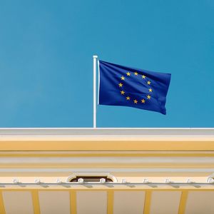 Bandera de la Unión Europea de 3x5 pies, poliéster, bandera nacional de la UE, 2 ojales de latón, doble cara, ligera, resistente a desgarros - Product Image 1