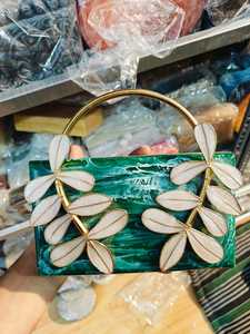 Embragues de resina hechos a medida con asas decorativas de latón y adornos ideales para reventa en tiendas de accesorios de moda - Product Image 5