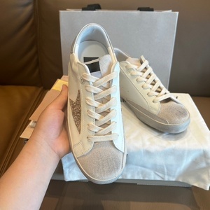 Chaussures blanches en cuir de vachette grainé de haute qualité pour femme et homme, avec étoiles dorées à paillettes et queues argentées, rehaussantes invisibles - Product Image 4