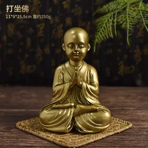Оптовая продажа и на заказ маленький домашний стол декор из смолы Золотой цвет дизайн сидя послушник статуя монаха медитирующая статуя Будды
