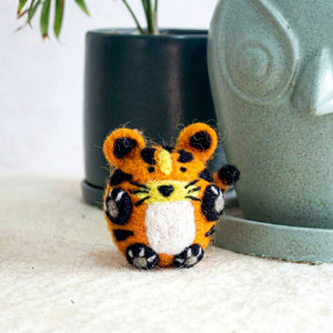 Mini Decoraciones de Tigre de Fieltro y Lana, Juguetes Redondos de Punto Coloridos para Niños - Product Image 3