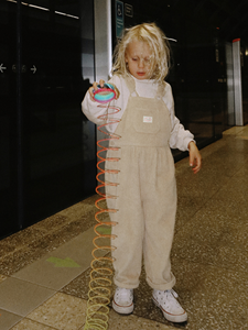 Vente en gros de pantalons pour garçons et filles Barboteuse en velours côtelé Salopette sans manches avec logo personnalisé Salopette d'été douce pour enfants - Product Image 2