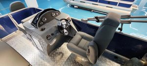 Bote Pontón Compacto de Fibra de Vidrio de 16 pies, Asientos Plegables, Motor Fuera de Borda de 200 HP, Capacidad para 8 Personas, Velocidad de 30-35 Nudos, Entretenimiento, EVA - Product Image 4