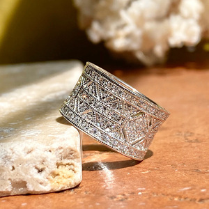 Anello da Donna in Stile Bohémien Vintage con Fascia Larga e Motivo in Zirconia Cubica, Gioiello alla Moda - Product Image 4