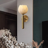 Applique murale moderne et simple en laiton en forme de bourgeon de fleur, luxe naturel en albâtre pour hôtel, villa, salon, chambre à coucher, source de lumière LED