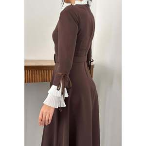 ชุดเดรสทรงเอไลน์สีน้ำตาล คอปกปีเตอร์แพน แขนจีบ เอวทรงธรรมชาติ ผ้าทอเนื้อนุ่ม สวมใส่สบาย - Product Image 2