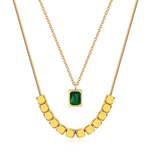 Ensemble de colliers ras-du-cou tendance avec chaîne dorée, pendentif carré géométrique et sertissage clos de diamants rouges, verts, noirs et blancs, pour usage quotidien et de soirée - Product Image 4
