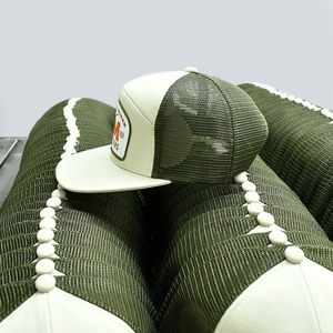 Sombrero de camionero de ala plana de 7 paneles de nuevo diseño, gorra de malla deportiva con logotipo de parche tejido al por mayor - Product Image 3