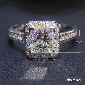 Anello di Fidanzamento F992 con Diamante Taglio Principessa in Oro Bianco, Colore D Naturale, Anelli con Diamanti per Donne - Product Image 3