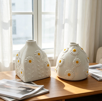 Vase en céramique minimaliste avec motif d'oiseau en relief, couleur neutre pour maison moderne