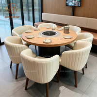 Ensemble de meubles de restaurant, café et bar moderne, table à manger en bois pour fondue et chaises en cuir avec dossier rond et coussin beige