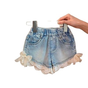 Pantaloncini in denim dolci e carini in stile coreano per bambine con fiocco e finiture in pizzo - Product Image 5