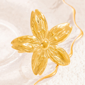 Pendientes de Flor para Mujer, Acero Inoxidable Color Oro de 18k, Forma Geométrica de Pétalo, Joyería para Uso Diario - Product Image 2