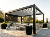 Pergola moderne en aluminium pour l'extérieur avec persiennes motorisées, protection solaire imperméable et résistante au vent pour patio et jardin
