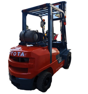 Chariot élévateur à fourche à gaz Toyota d'occasion, 3 tonnes, 4 mètres, mât à deux étages, avec déplaceur latéral hydraulique et pneus pleins - Product Image 1