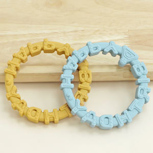 Mordedor de silicona suave para bebés, diseñado para evitar la succión del pulgar, y un bonito diseño de pulsera de cumpleaños. - Product Image 4