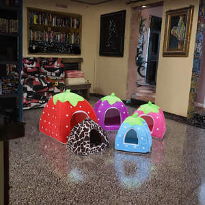 아늑한 딸기 디자인 | 고양이와 소형견을 위한 부드러운 밀폐형 애완동물 침대 하우스, 탈착식 쿠션이 있는 따뜻한 봉제 잠복 텐트 - Product Image 5